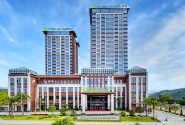 【新豐溫德姆】新盟溫德姆花園酒店999元/1間2晚或2間1晚精致園景大床房，含自助早餐+私家湯泉2池+公共湯泉+恒溫泳池+游樂園+宵夜小吃+無限次奇幻樂園（可補差升級園景雙床）