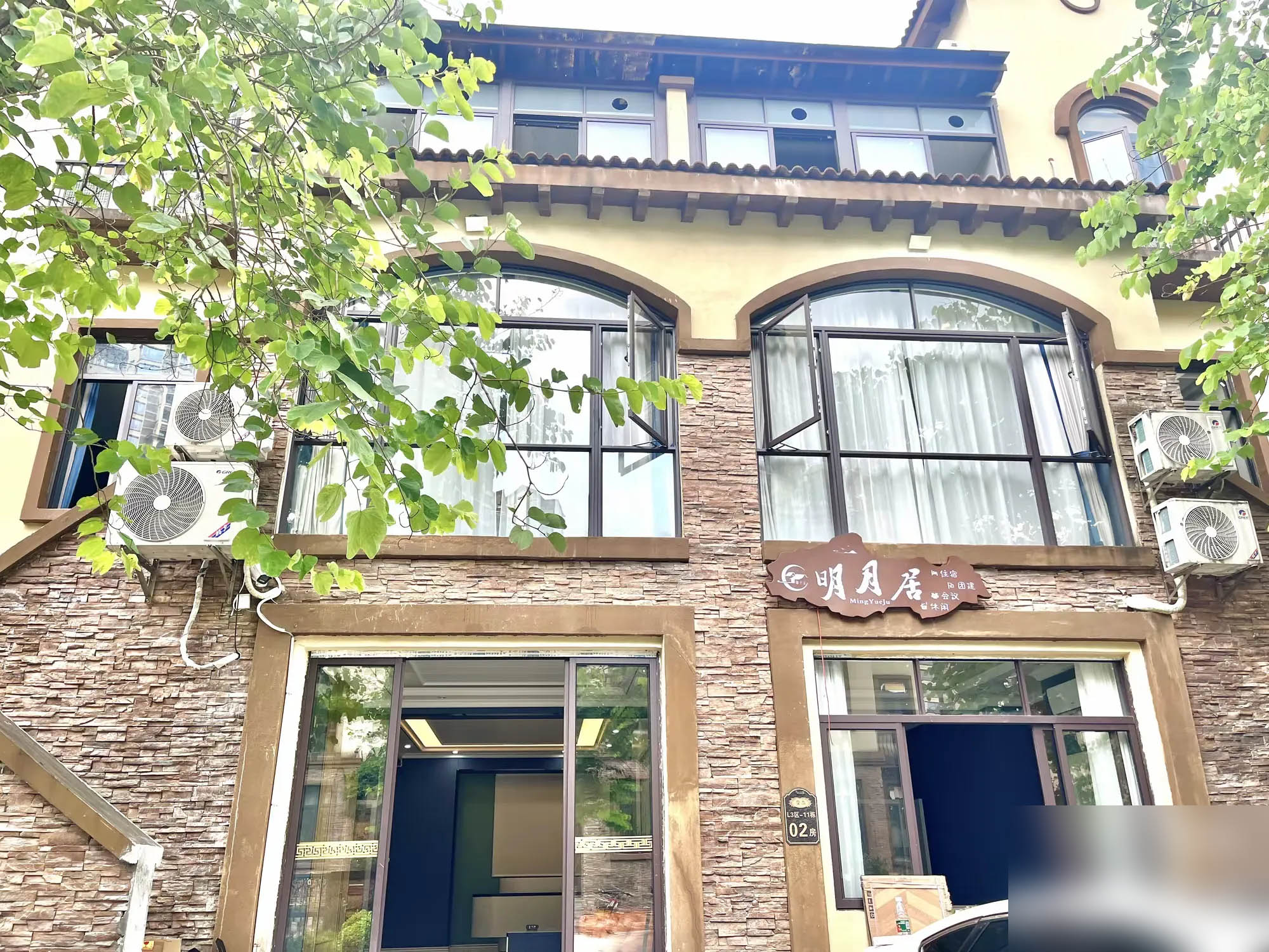 【清遠·金碧天下X6房溫泉別墅】人均不到50+就能入住百萬豪裝大戶型別墅！￥588元搶金碧天下六房溫泉別墅+私家泡池+歡樂KTV+麻將+電烤爐+免費使用廚房廚具等！可升級7房/8房別墅（T2有效期至2025年12月30日）