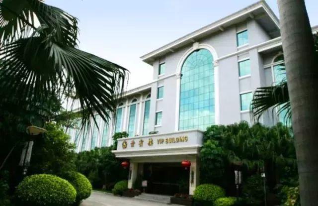【清遠(yuǎn)聚龍灣溫泉】￥638起=雙人住宿+自助早、晚餐+泡稀有氡泉！